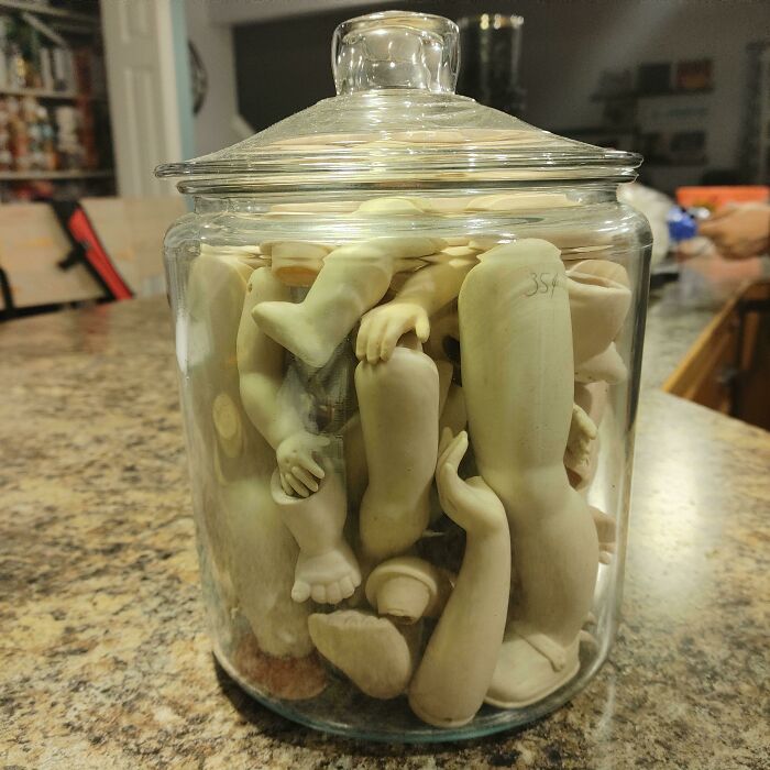A mi esposa le encanta hacer decoraciones para Halloween. Aquí tienen un frasco lleno de extremidades de bebés hechas con porcelana, espero que les guste