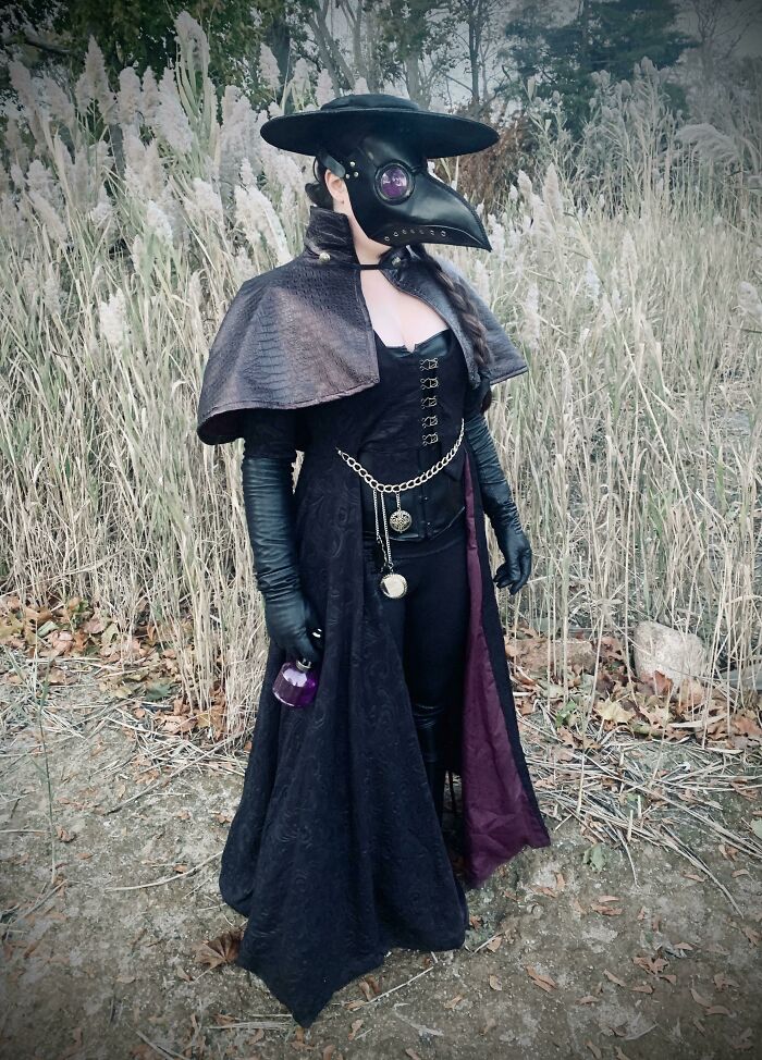Mi disfraz de Halloween de 2020. Una mascarilla N95 cabe dentro de la máscara, y el atomizador que sostengo está lleno de desinfectante de manos