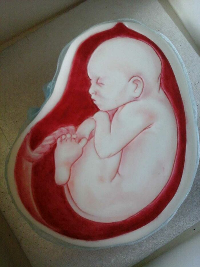 A mi madre le pidieron que hiciera una tarta para la fiesta del bebé. Digamos que nadie quería cortar el cordón umbilical