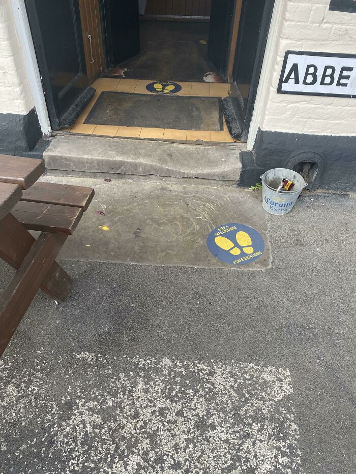 160 años de tráfico peatonal en el escalón de mi bar local
