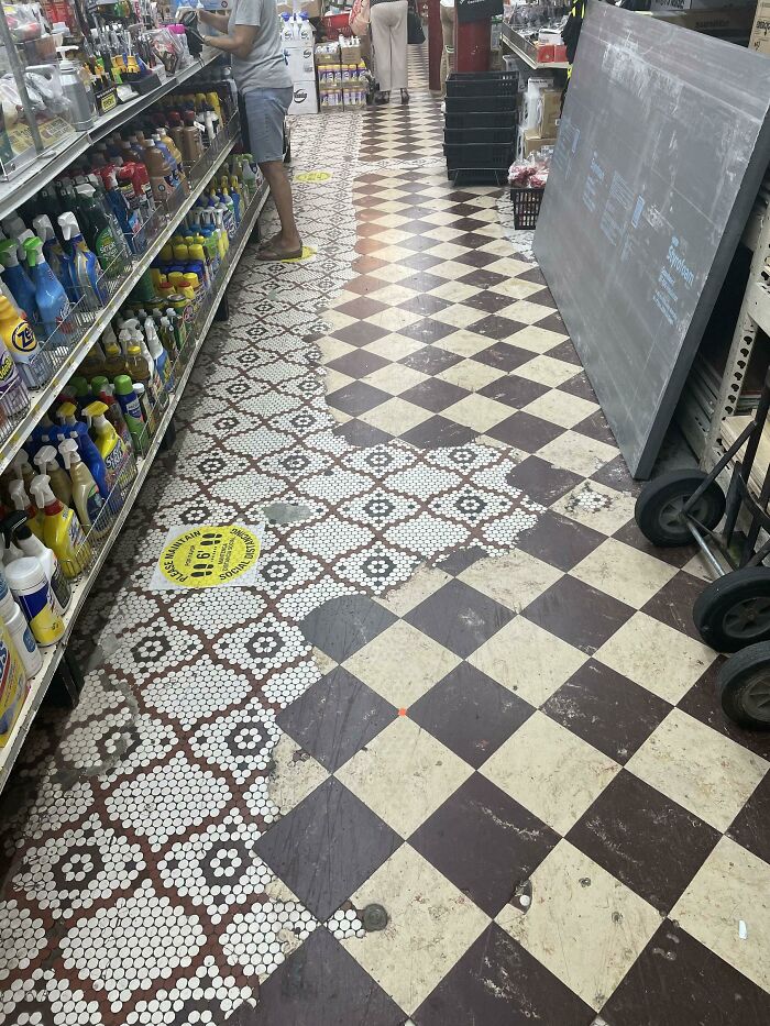 Se puede saber dónde suele hacer cola la gente en esta ferretería de Brooklyn por los lugares en los que las baldosas de linóleo se han desgastado para revelar la cerámica original