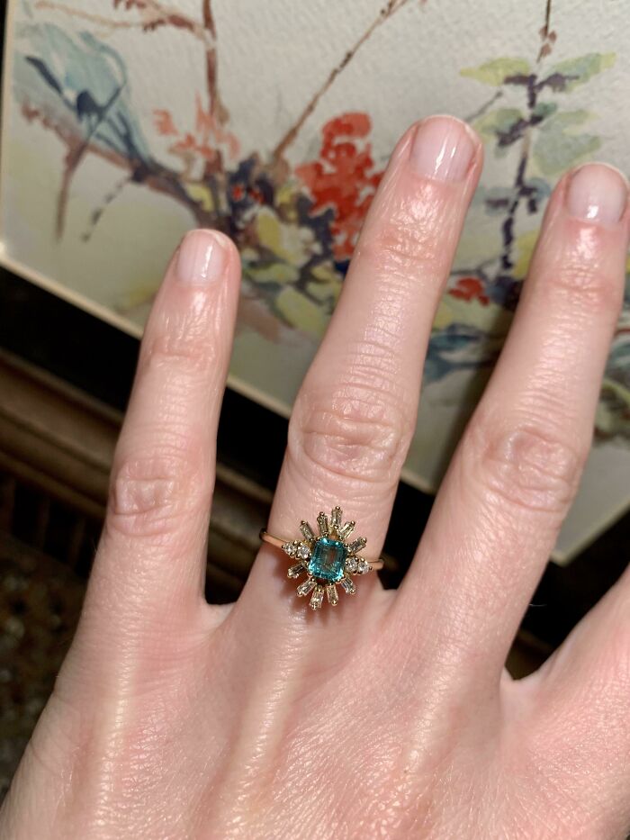 Mi hallazgo en una tienda de segunda mano. Anillo de oro 18k con una esmeralda y diamantes. $16