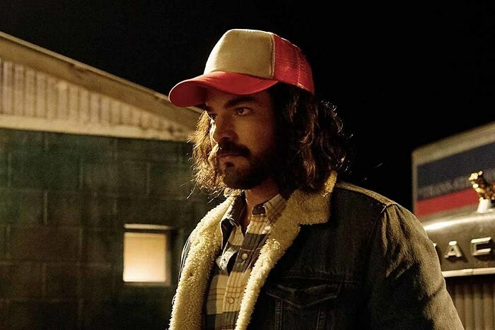 En Bohemian Rhapsody (2018), el camionero que mira a Freddie es interpretado por el cantante Adam Lambert