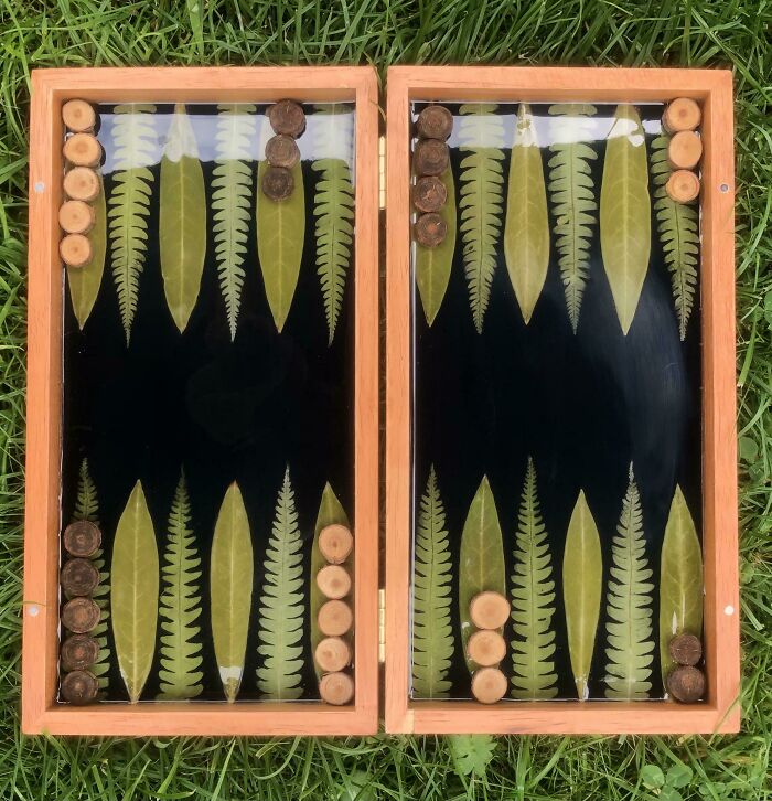 Hago tablas de backgammon a partir de follaje y hojas prensadas, y esta es mi favorita hasta ahora