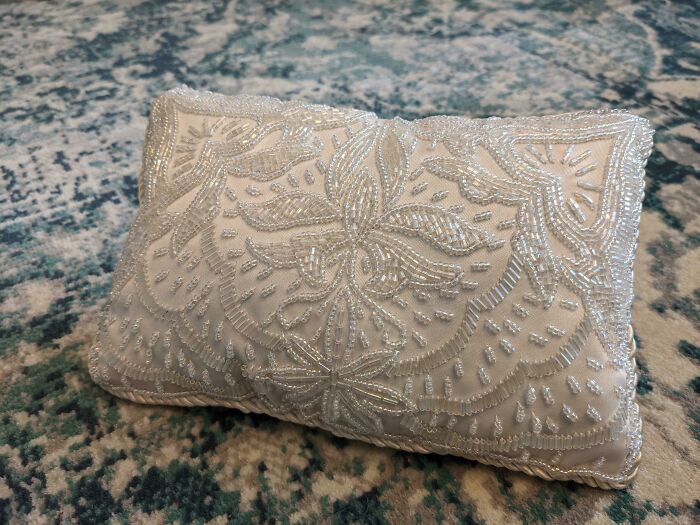 Alguien tiró el bolso de bodas de mi mamá, y terminó arruinado por la lluvia. Conseguí salvarlo e hice una almohada de recuerdo. Espero regalársela para su aniversario número 27. ¿Qué opinan?