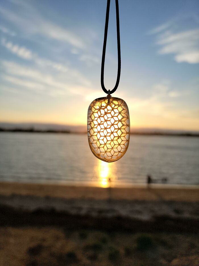 Soy apicultor, y preservo las piezas naturales de nidos de abeja que encuentro dentro de las colmenas al transformarlas en arte y collares