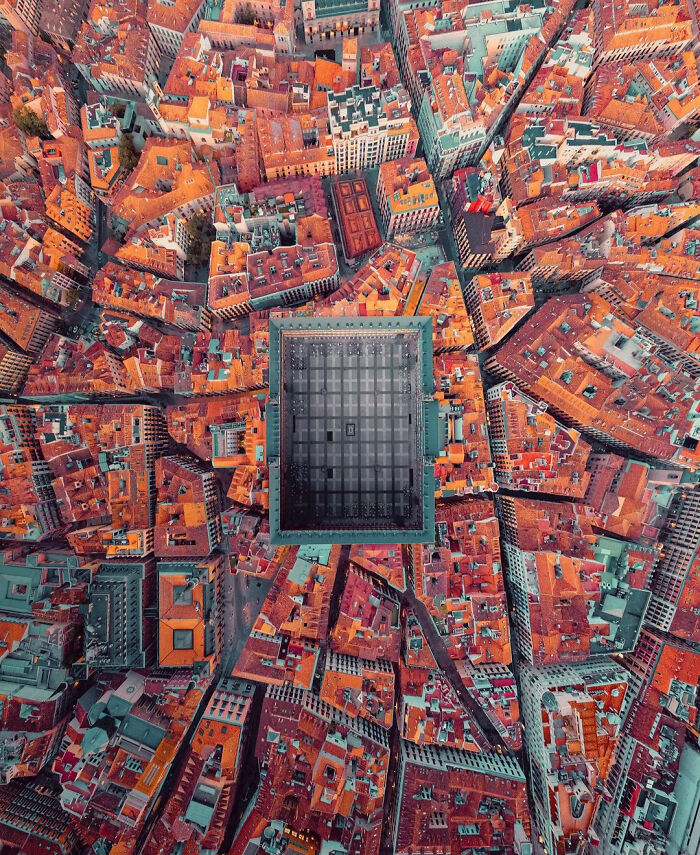 La Plaza Mayor, que data del siglo XV, es un importante espacio público en el corazón de Madrid, la capital de España