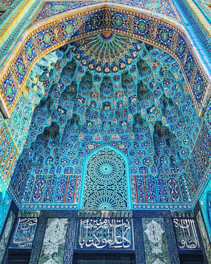 Puerta de entrada de la mezquita de San Petersburgo, Rusia. Diseñada por el arquitecto Nikolai Vasilyev