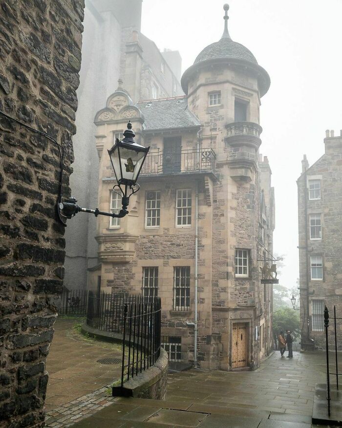  Museo del Escritor, Edimburgo, en la niebla