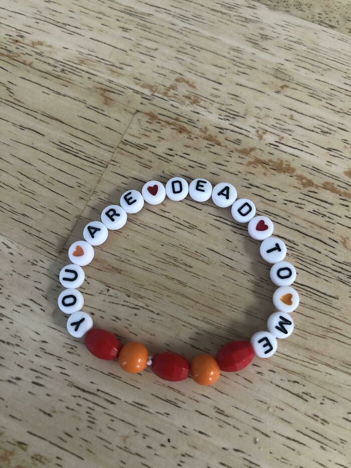 Soy un adulto y tengo una amiga que se mudará. Le hice este brazalete de la amistad como regalo de despedida