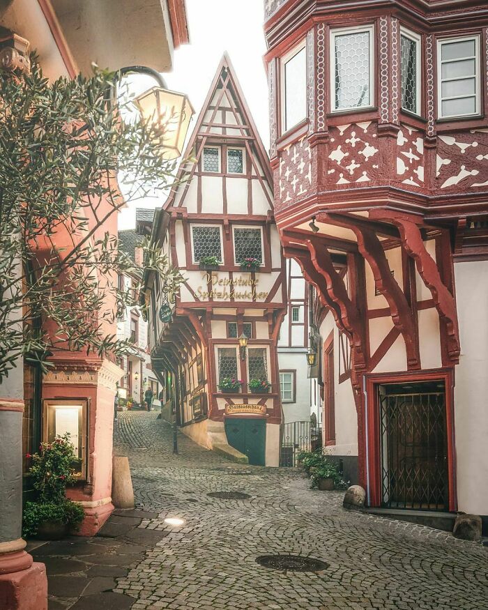 Spitzhäuschen, una estrecha casa con entramado de madera construida en 1416 en Bernkastel-Kues, Alemania