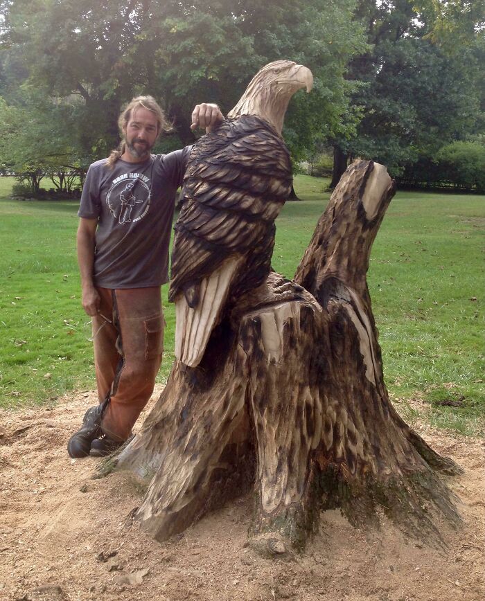 Obra de un águila en un roble blanco