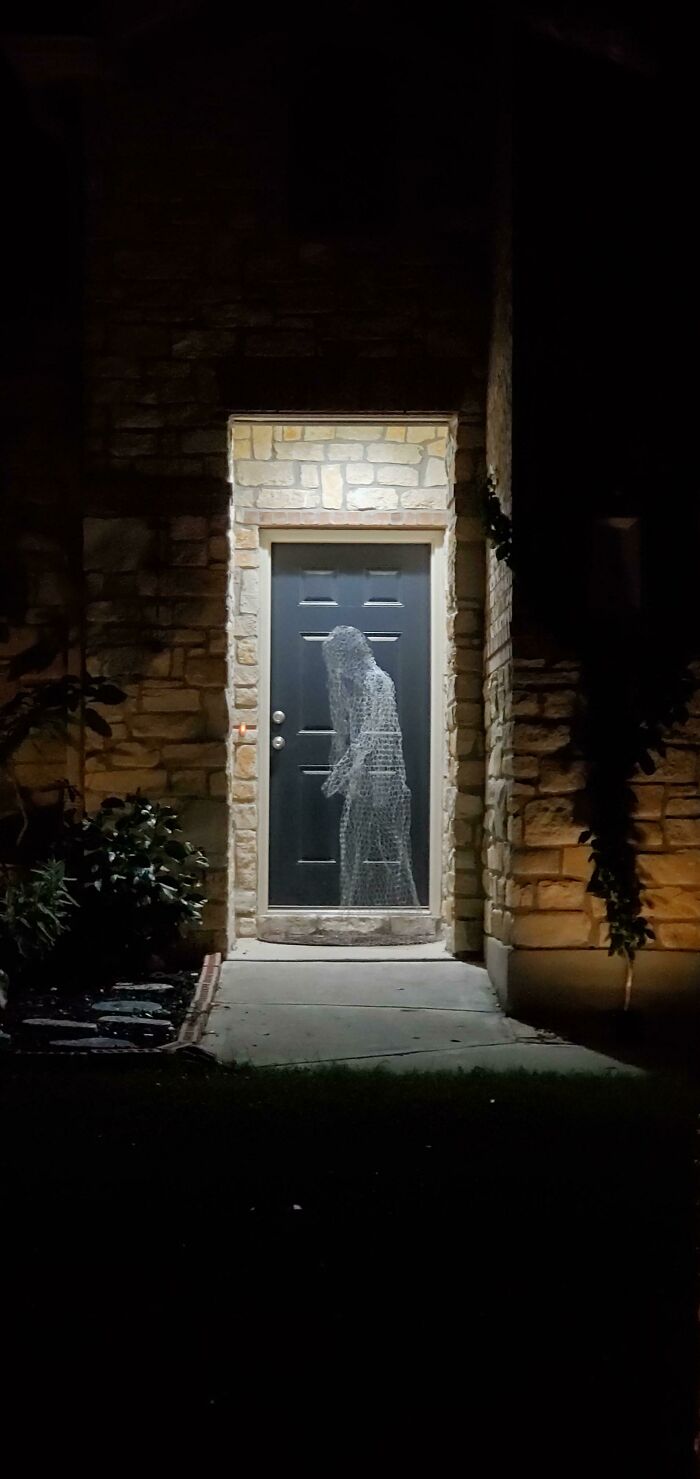 Hice esta mujer fantasma con tela metálica