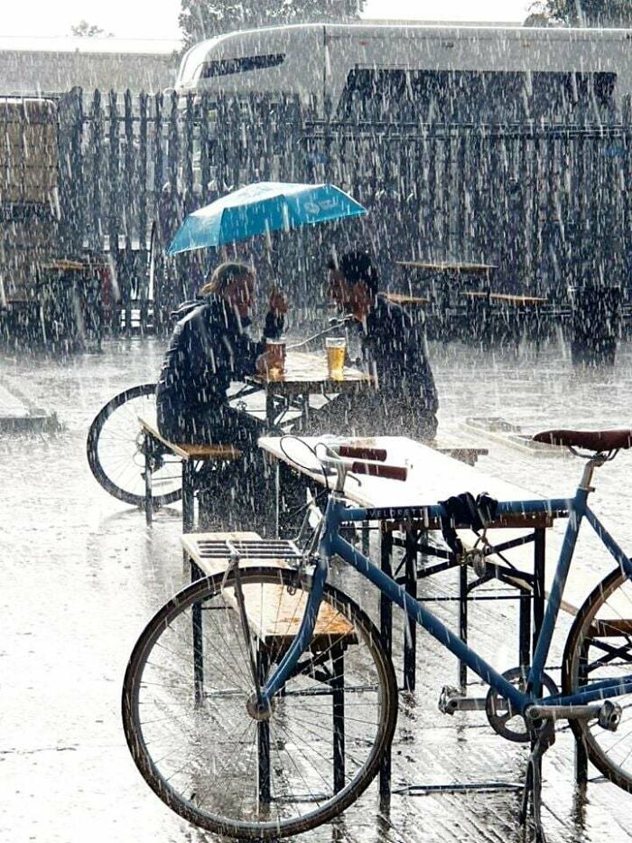 Cuando los pubs llevan 4 meses cerrados, un poco de lluvia no les detiene