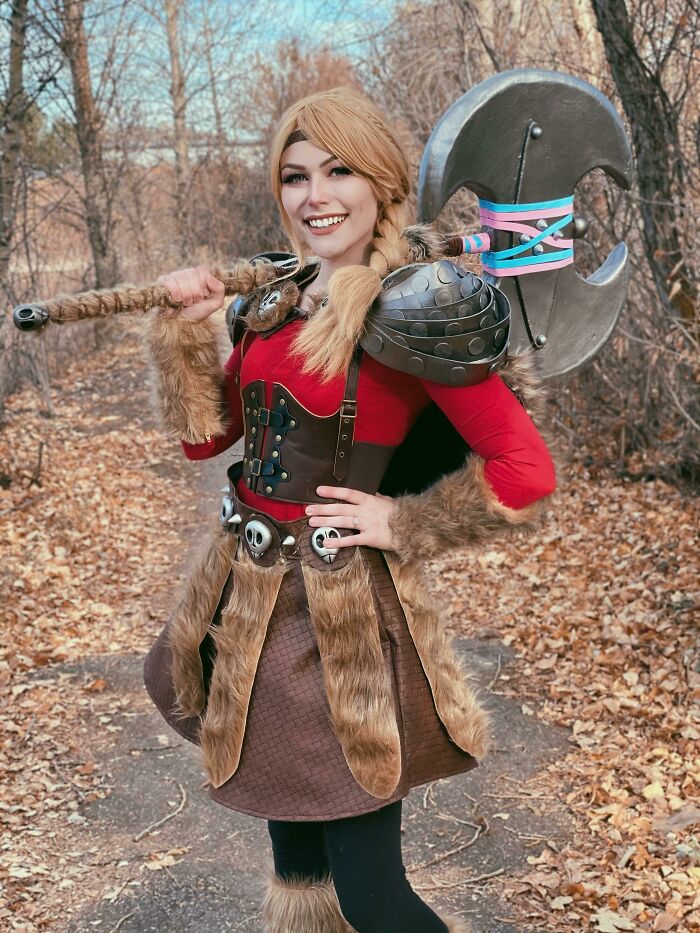 Mi esposa hizo su propio disfraz de Cómo Entrenar A Tu Dragón con lo que teníamos por casa para Halloween