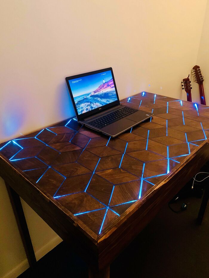 Escritorio de madera y LED que hice con recortes de chatarra. Probablemente, mi pedido favorito hasta el día de hoy