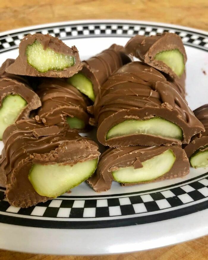 Pepinillos cubiertos de chocolate. Es una cosa del embarazo