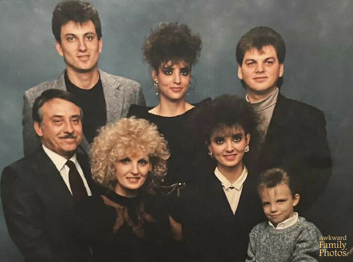 Esta foto es mi mamá, papá, hermano, hermana y su marido, yo y mi hijo de aspecto demoníaco. Este retrato de la familia fue tomada en los años 80 ... parecíamos realmente un grupo de miedo