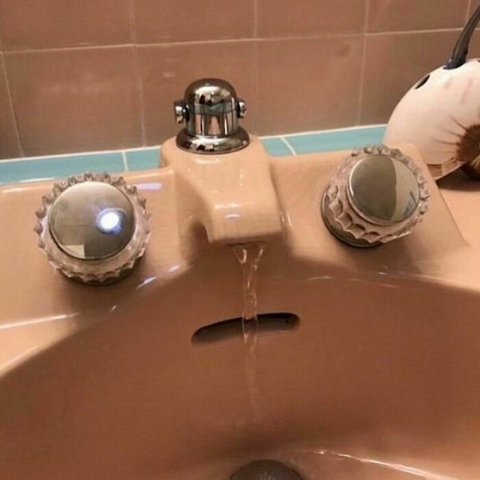 "I Want To Leave" Is Pretty Much The Weirdest Instagram Account, And Here Are 50 Pictures To Prove It