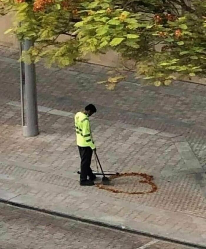 "I Want To Leave" Is Pretty Much The Weirdest Instagram Account, And Here Are 50 Pictures To Prove It