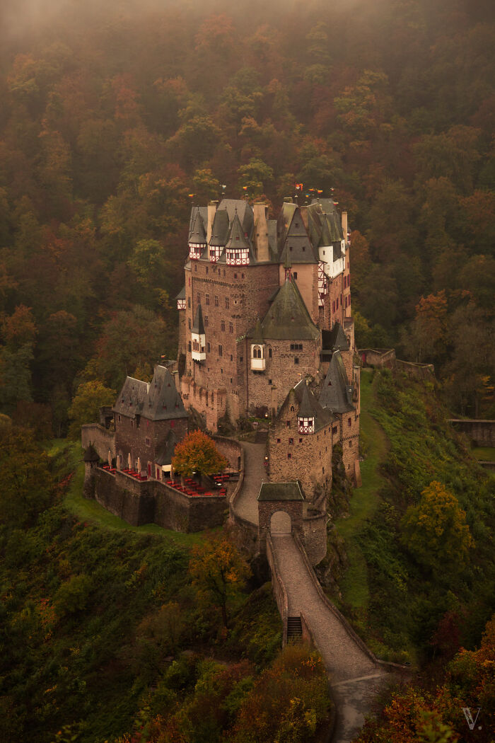 Burg Eltz en otoño. Simplemente una combinación mágica