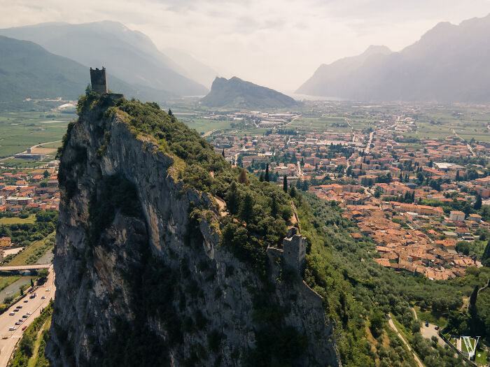 Castello D'arco es una ruina de castillo situada cerca del lago de Garda (Italia)