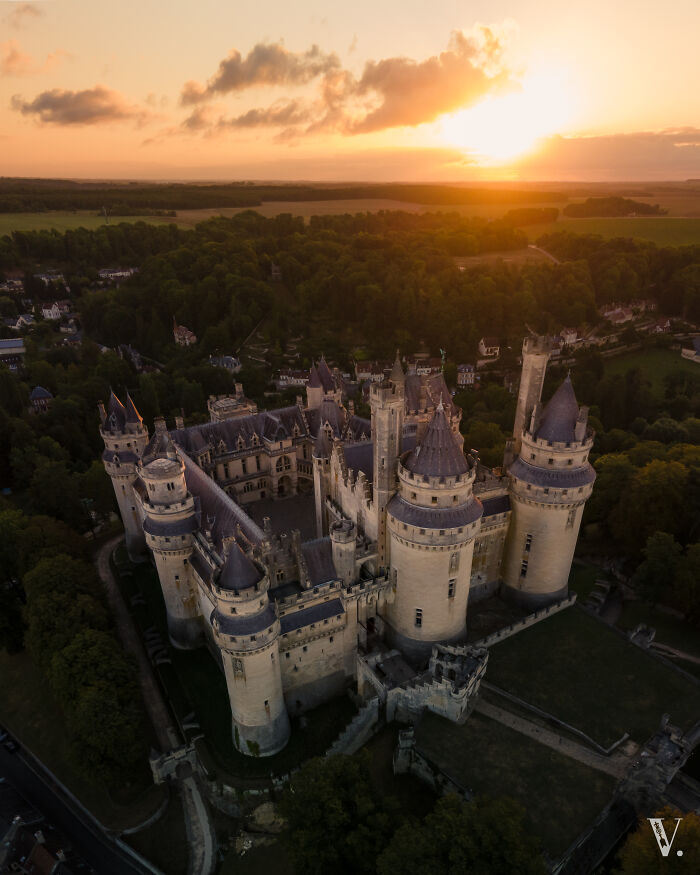 Fue necesario un desvío de 300 kilómetros y unas terribles horas de sueño en el coche, pero mereció la pena cuando el sol besó las torres del castillo de Pierrefonds, que parece de cuento de hadas