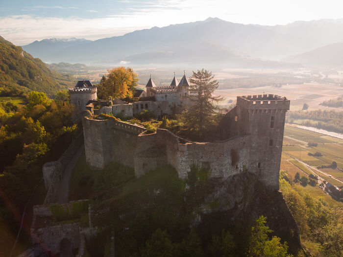 Chateau De Miolans en Savoie (Francia) de hecho, solía ser una prisión, aunque usted no lo crea