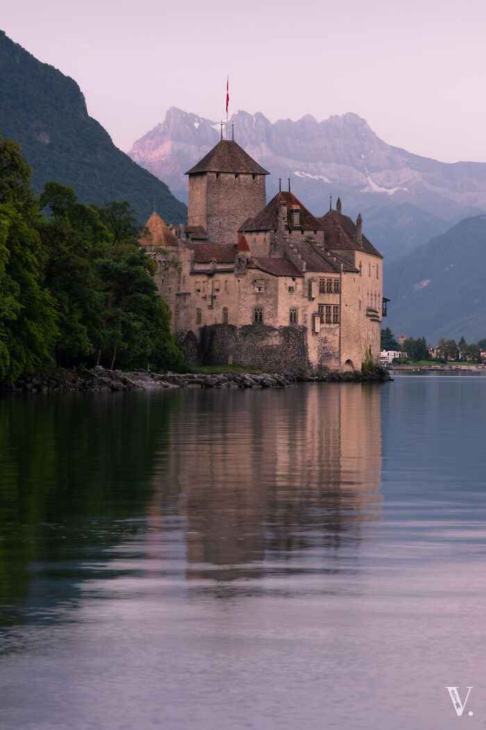 Amanecer en colores pastel en el lago de Ginebra. Chateau De Chilon, posiblemente el castillo más famoso de Suiza