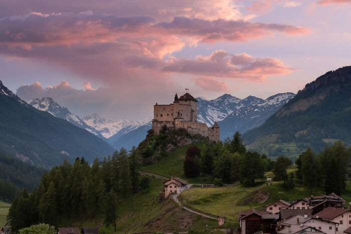 Castillo de Tarasp en los Grisones. Incluyendo un cielo de algodón de azúcar