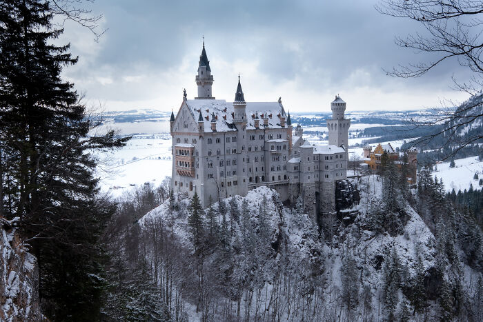 Vista clásica del castillo de Neuschwanstein en Baviera