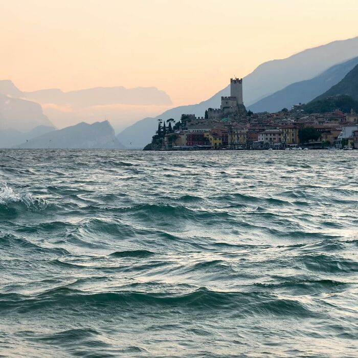 Malcesine parece la ciudad natal de Jack Sparrow. O su primo italiano, Giacomo Sparrone