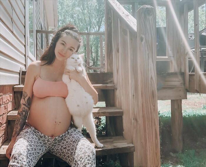 Esta mujer embarazada encontró una gata también preñada y la acogió, y al final dieron a luz al mismo tiempo