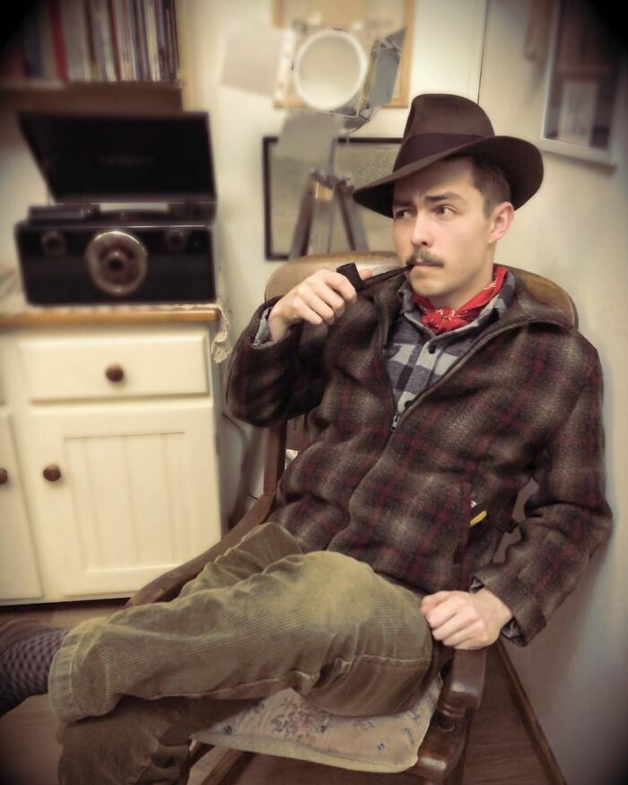 Engaged Young Couple Lives Like It's The 1930s With Vintage Clothes, Home, Tools, And A Car (30 Pics)
