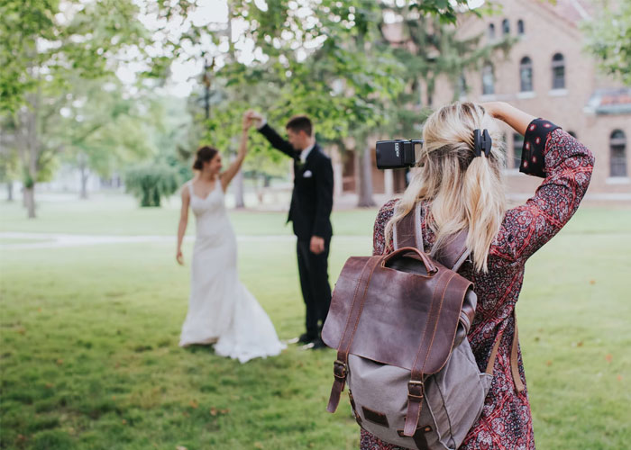 Esta fotógrafa borró, delante del novio, las fotos de su boda, y se volvió viral