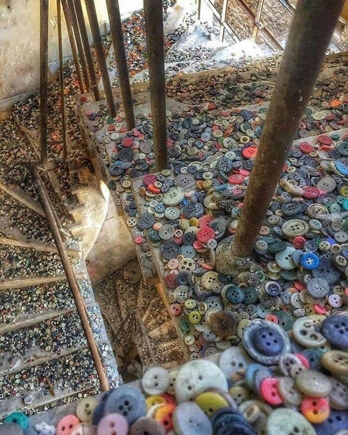 La escalera de una fábrica de botones abandonada