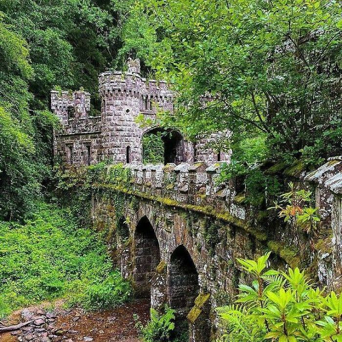 Las torres de Ballysaggartmore cuentan con dos ornamentados pabellones de entrada (uno de ellos también sirve de puente)