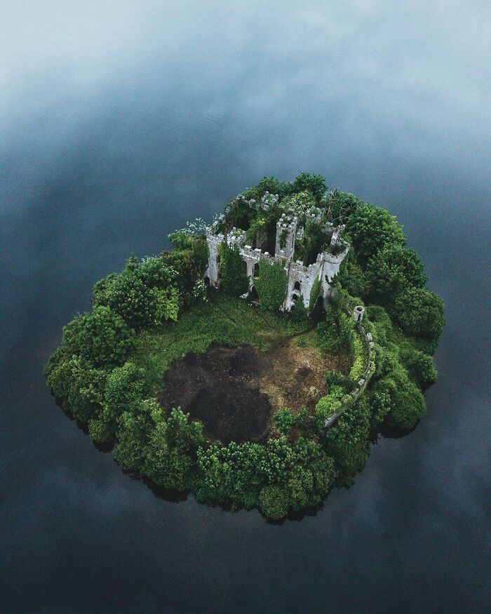 Castillo de Mcdermott, castillo irlandés de cuento abandonado en medio de un lago, condado de Roscommon, Irlanda
