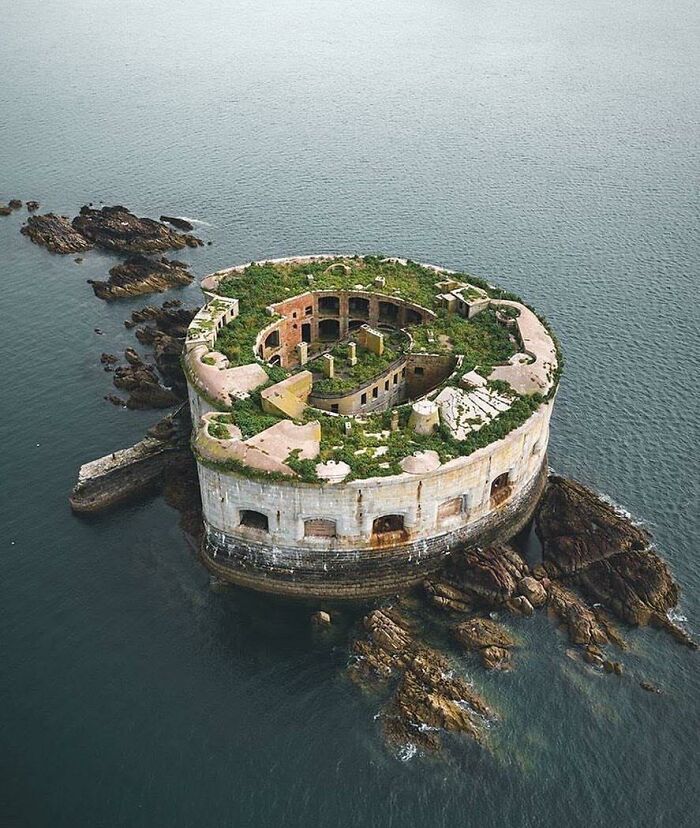 ¿Quién está interesado en escapar de la civilización y comprar su propia isla privada en Gales? ¡Esta fortaleza del mar Fixer Upper con vistas épicas está ahora a la venta, fue actualizado por última vez en 1859!