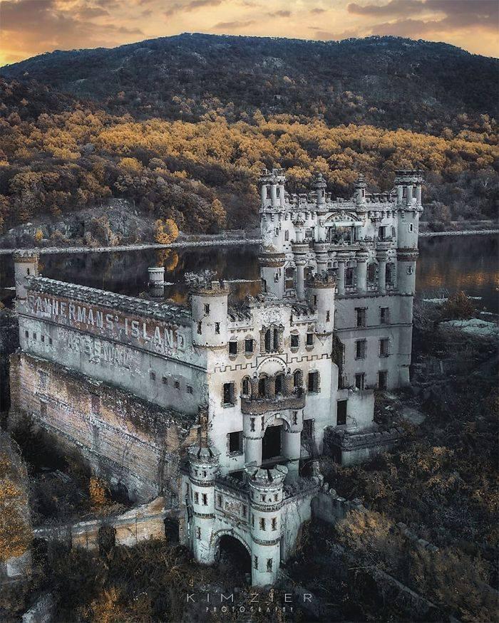 Las ruinas del castillo de Bannerman, un almacén de excedentes militares abandonado, siguen en pie en medio del río Hudson