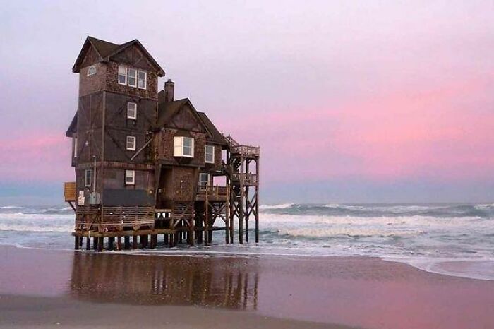 Casa de playa abandonada que se recupera lentamente junto al mar, en Carolina del Norte