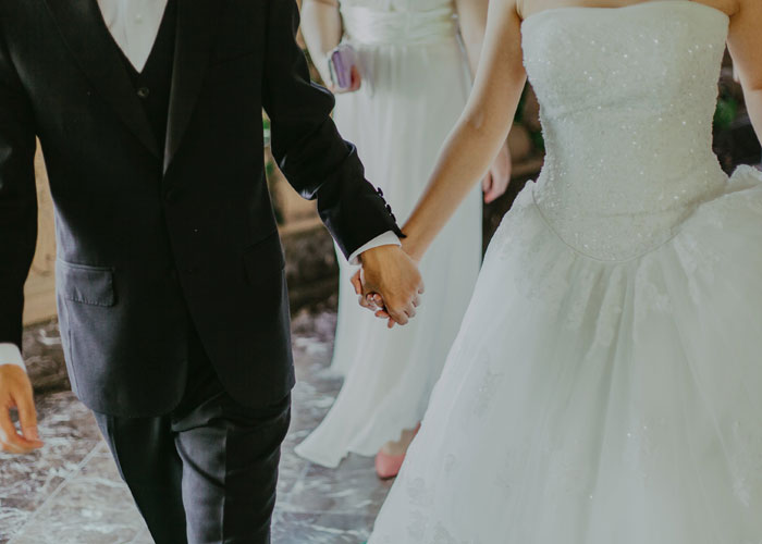 Esta mujer decidió celebrar una boda sin niños y su familia se enfada por no hacer una excepción con su sobrino "arco iris"