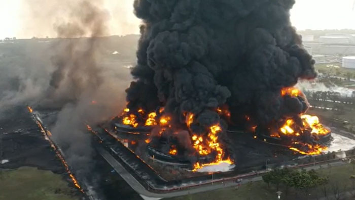 Vista de dron de la explosión de la mayor refinería de petróleo de Indonesia en Indramayu