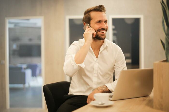 20 Detalles sutiles sobre las personas adineradas que dicen a gritos lo ricas que son