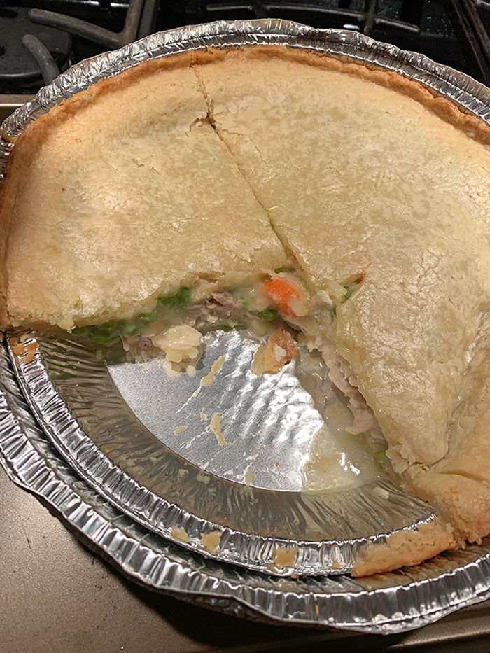 Compré un pastel de pollo pensando que era del tamaño de la lata exterior antes de cortarlo y descubrir esta monstruosidad
