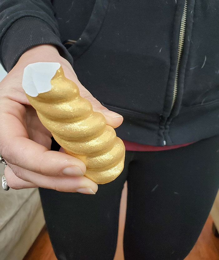 Esta tiza "dorada" que mi hija recibió como regalo. Tiza blanca pintada con espray dorado