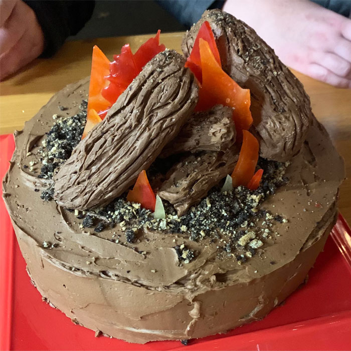 Le hice a mi amiga una tarta de una fogata para su cumpleaños, pero cuanto más la miro, más parece un montón de caca en llamas