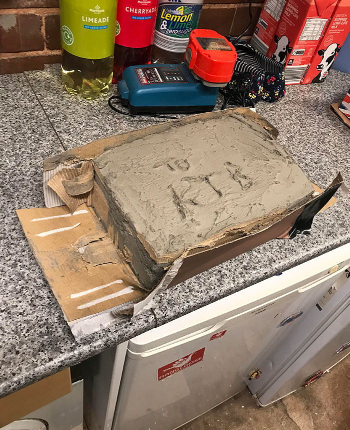 Cada año, mi hermano y yo competimos por dar el regalo de cumpleaños más difícil de abrir. Este año he envuelto su regalo en hormigón
