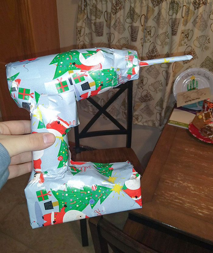 He terminado de envolver el regalo de mi hermana. Es un collar