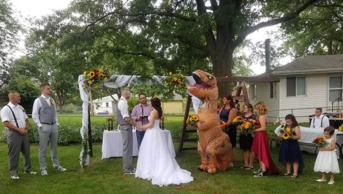 La dama de honor aparece disfrazada de dinosaurio en la boda de su hermana después de que la novia le dijera que se pusiera "lo que quisiera"